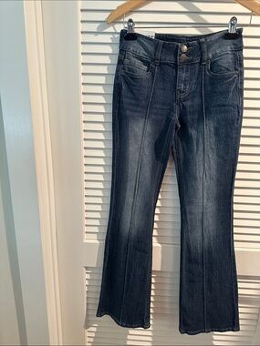 NWT RISE Five Pocket Bootcut Jeans with Front Seam and double button/Zip front.